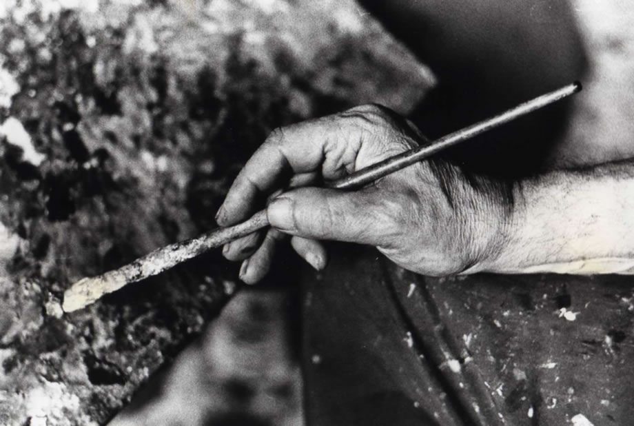 La mano dell’artista Chiancone al lavoro